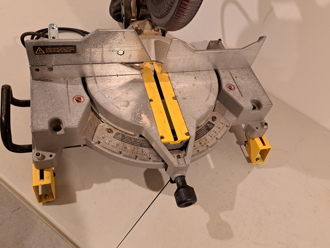 Dewalt 12" compound miter saw - photo 4
