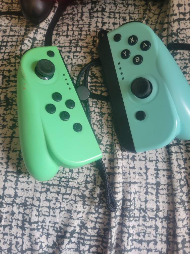 3 Nintendo Switch Joy-Con Controllers & 1 BURGC Wired Controller - photo 4