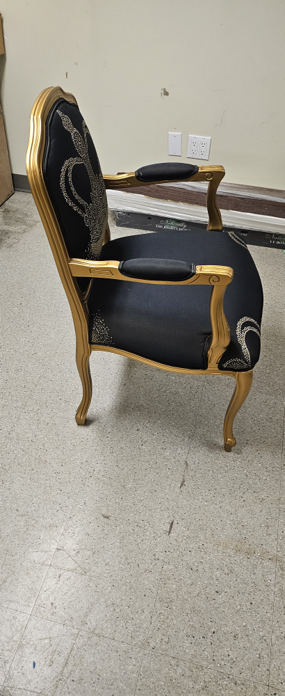 Armchair with Crown Design - photo 3