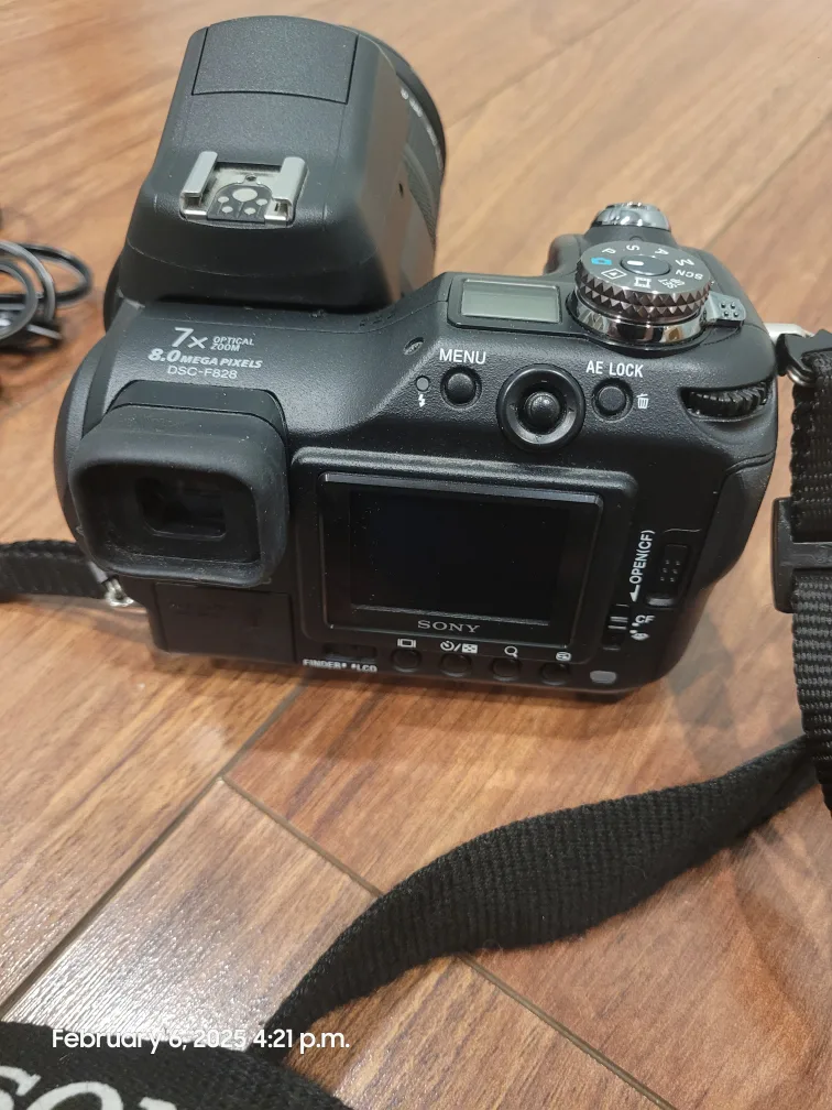 Sony Cyber-shot DSC-F828 Digital Camera with Accessories 🏈 image indicator(2)