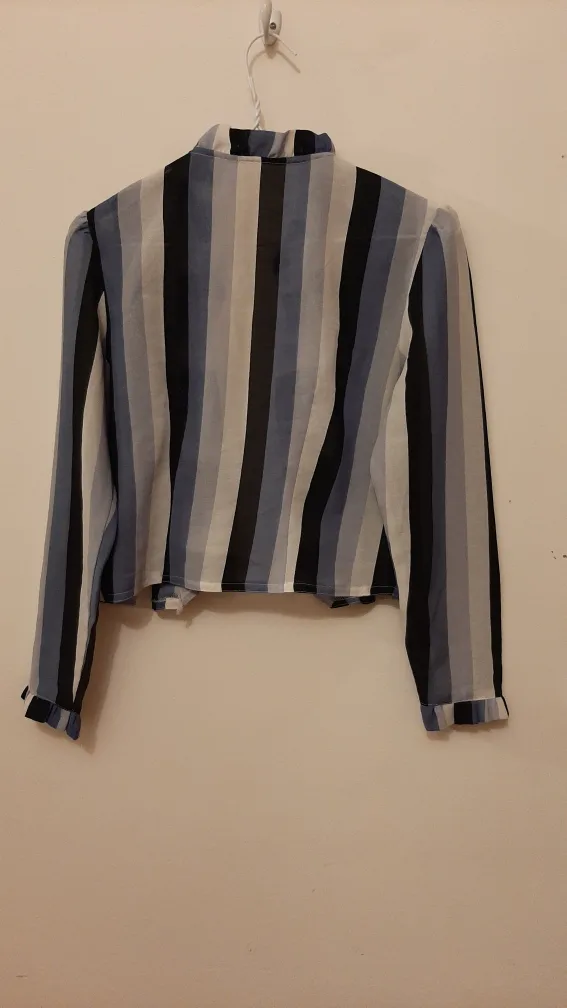 Striped cropped blouse image indicator(3)