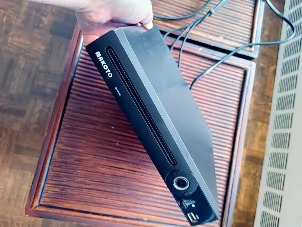 Makoto DVD Player with Remote and Cables image indicator(2)