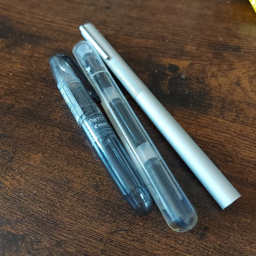 Pilot Petit1 and Metal fountian Pen image indicator(2)