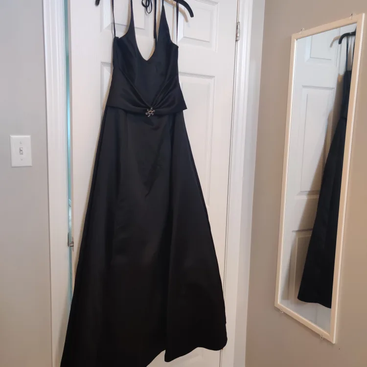 Lot of 10 Formal Dresses - Various Styles and Colours image indicator(6)