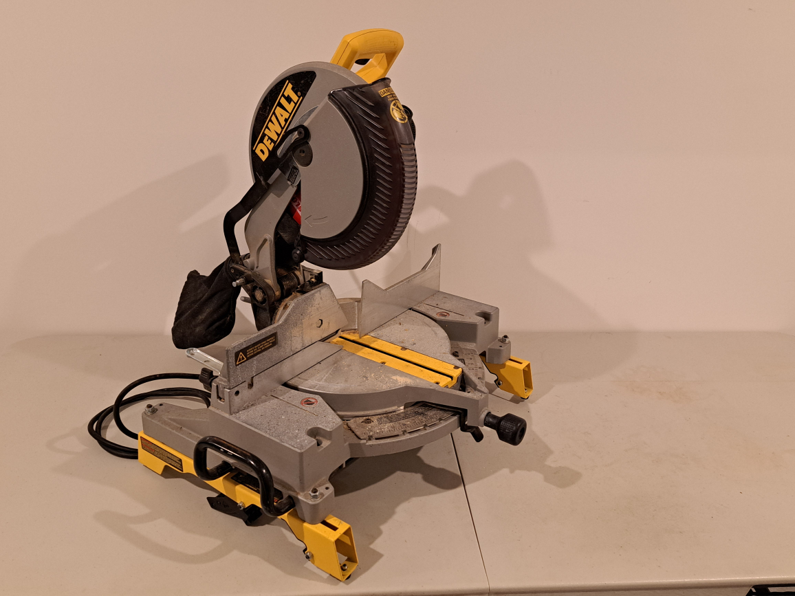 Dewalt 12" compound miter saw