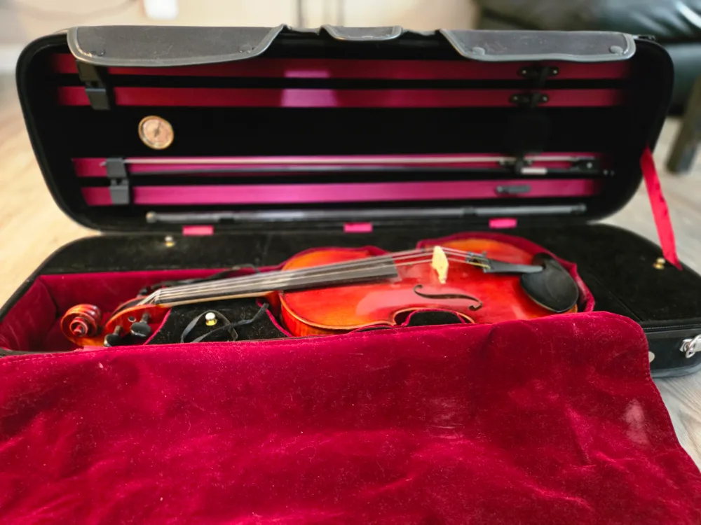 4/4 Violin with case and Accessories thumbnail
