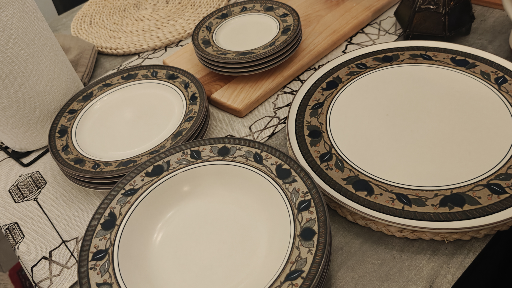 Mikasa Intaglio Arabella Dinnerware Set