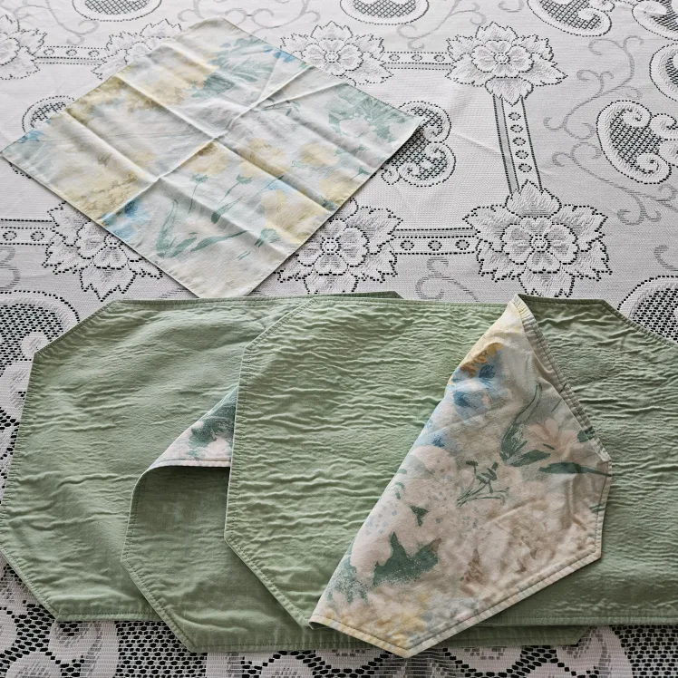 Floral Cloth Placemats Set image indicator(7)