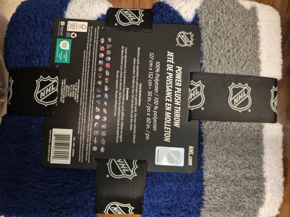 Toronto Maple Leafs NHL Power Plush Throw Blanket image indicator(2)