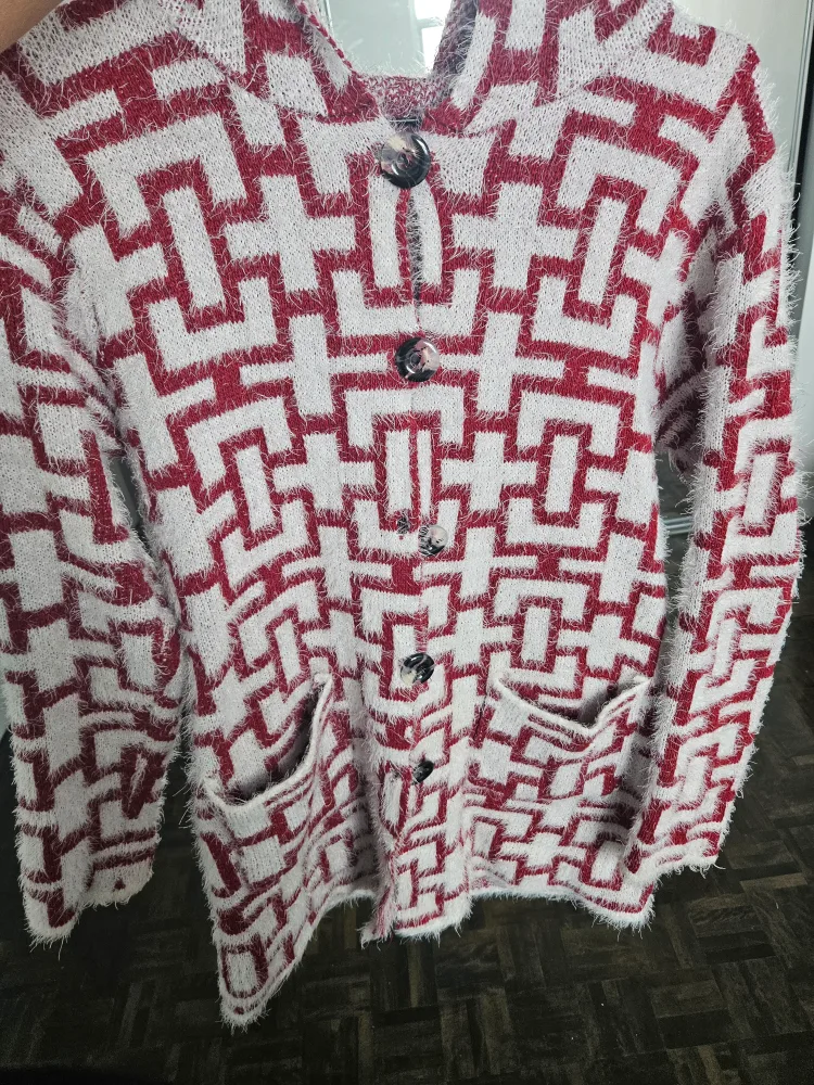 Women's red and white sweater. image indicator(3)