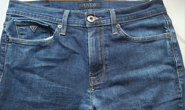 GUESS Men's Dark Wash Jeans Size 32 - worn twice