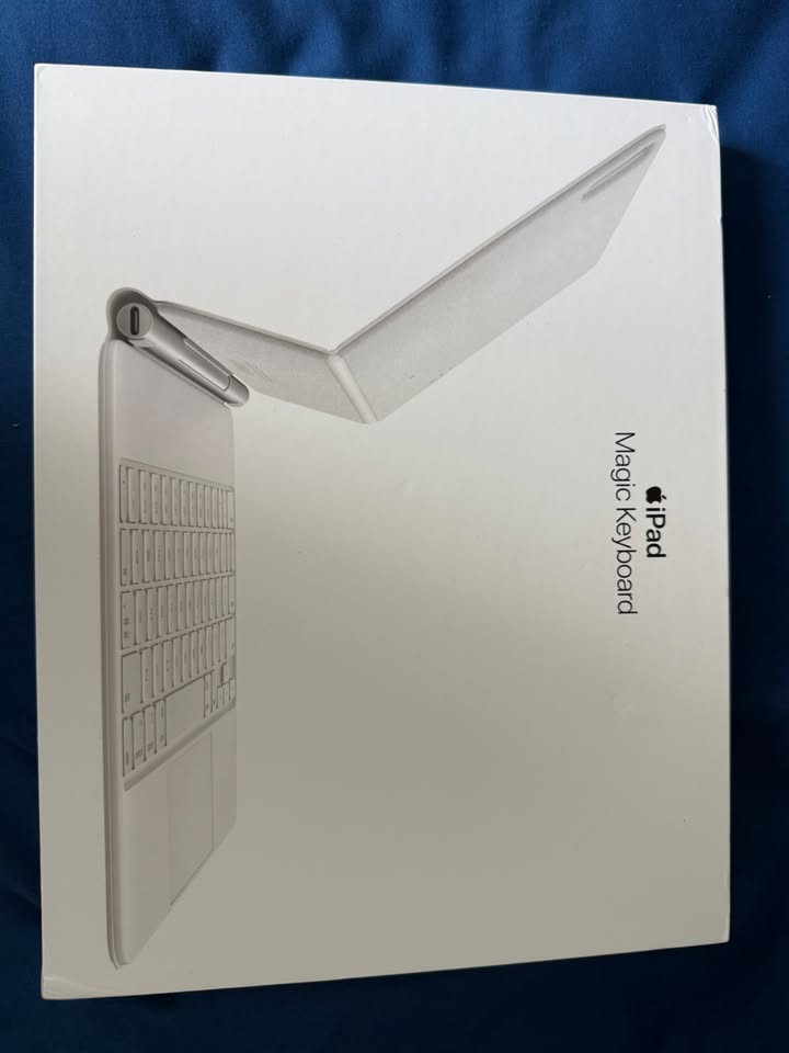 Apple magic keyboard  white Ipad pro 1-4 and Air 4 open box - photo 2
