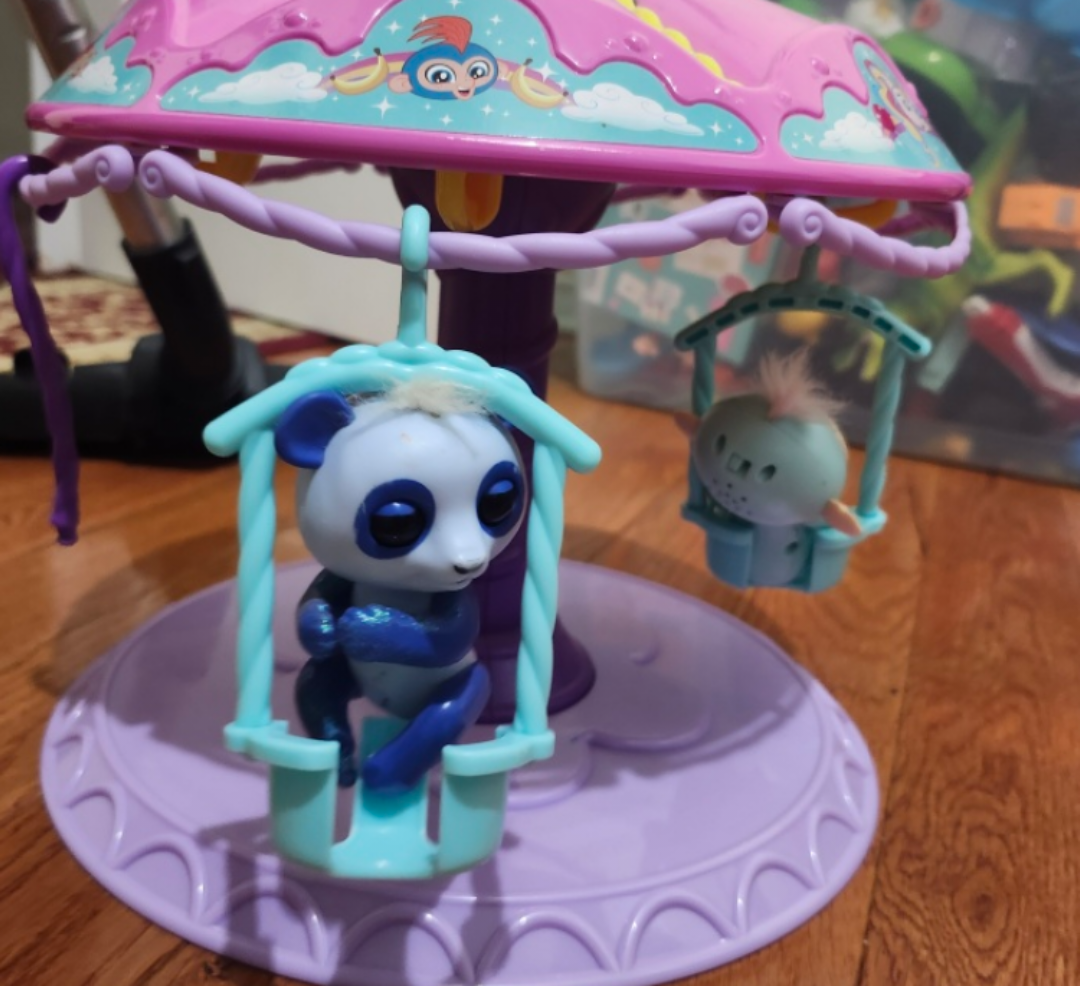 WowWee Fingerlings Hugs Carousel Playset with 2 fingerlings - photo 2