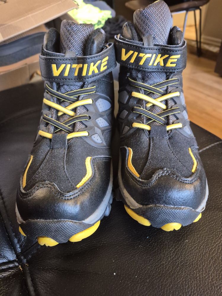 Vitike Kids Hiking Boots Size 35 EUR