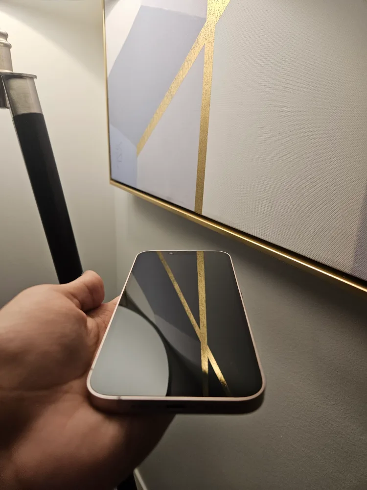 iphone 13 in excellent condition image indicator(8)