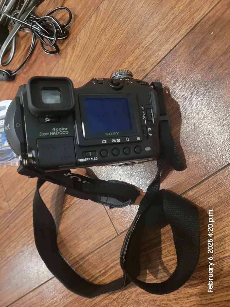 Sony Cyber-shot DSC-F828 Digital Camera with Accessories 🏈 image indicator(4)