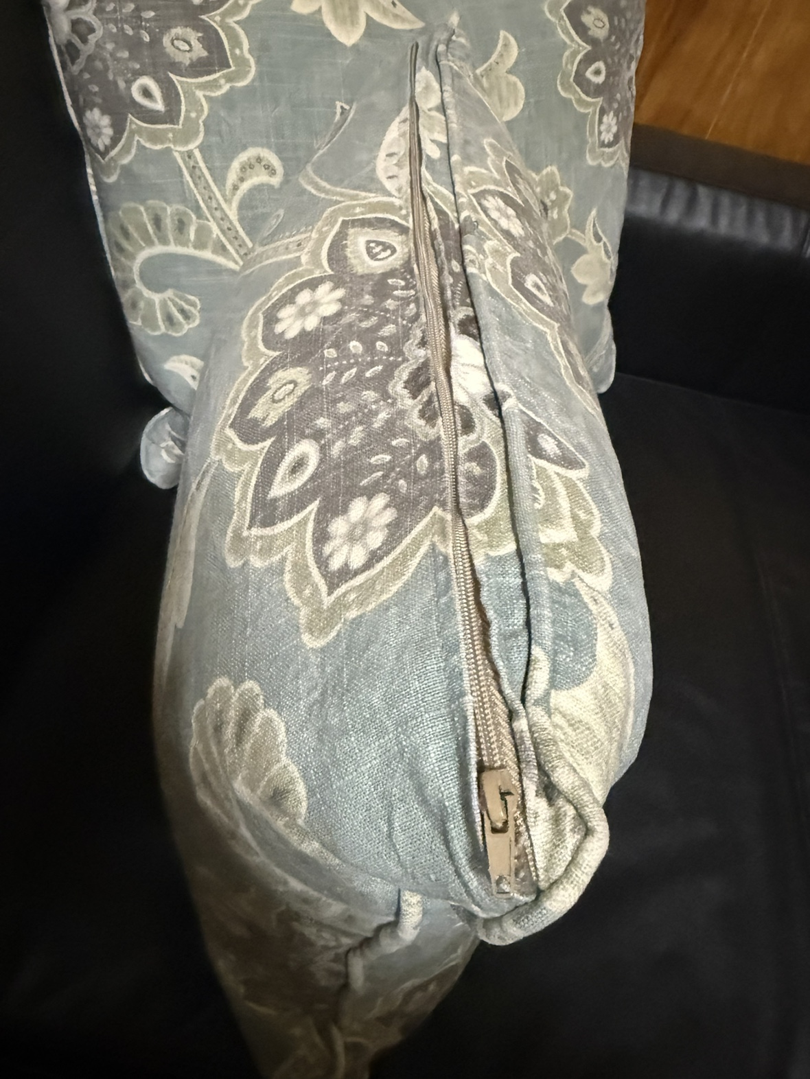Pair of Decorative Throw Pillows - photo 4