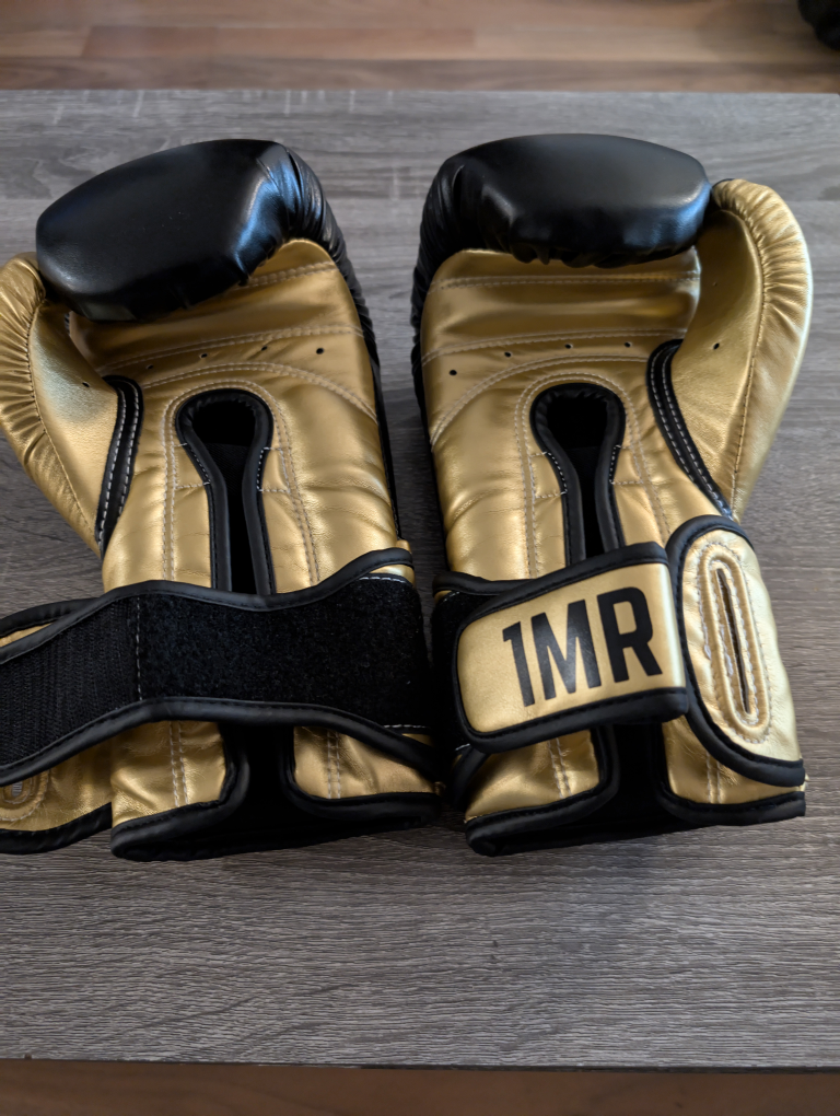16 oz boxing gloves and hand wraps - photo 2