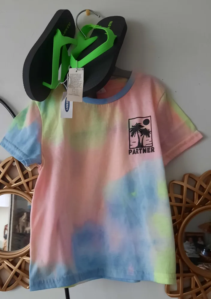 Kids' Summer Outfit: Tie-Dye Shirt, Denim Shorts & Sandals image indicator(4)