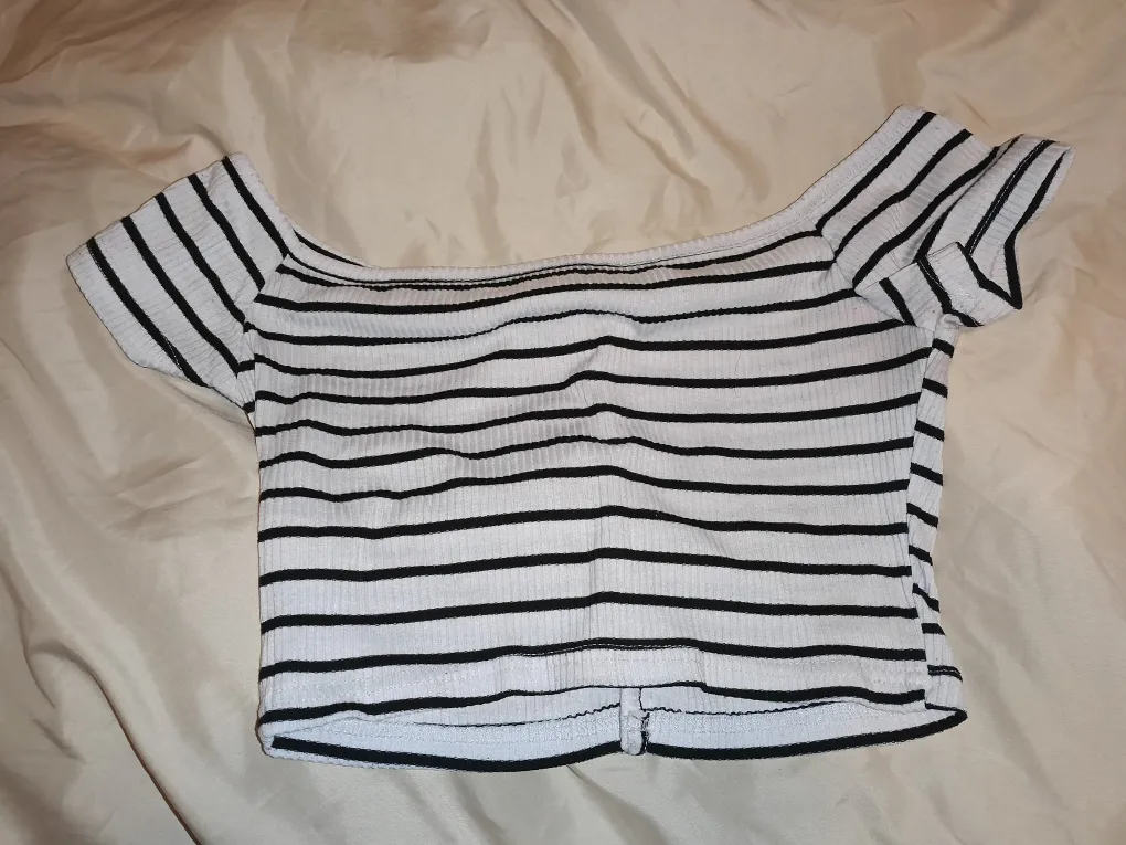 🏈 Black and White Striped Off-the-Shoulder Crop Top image indicator(2)