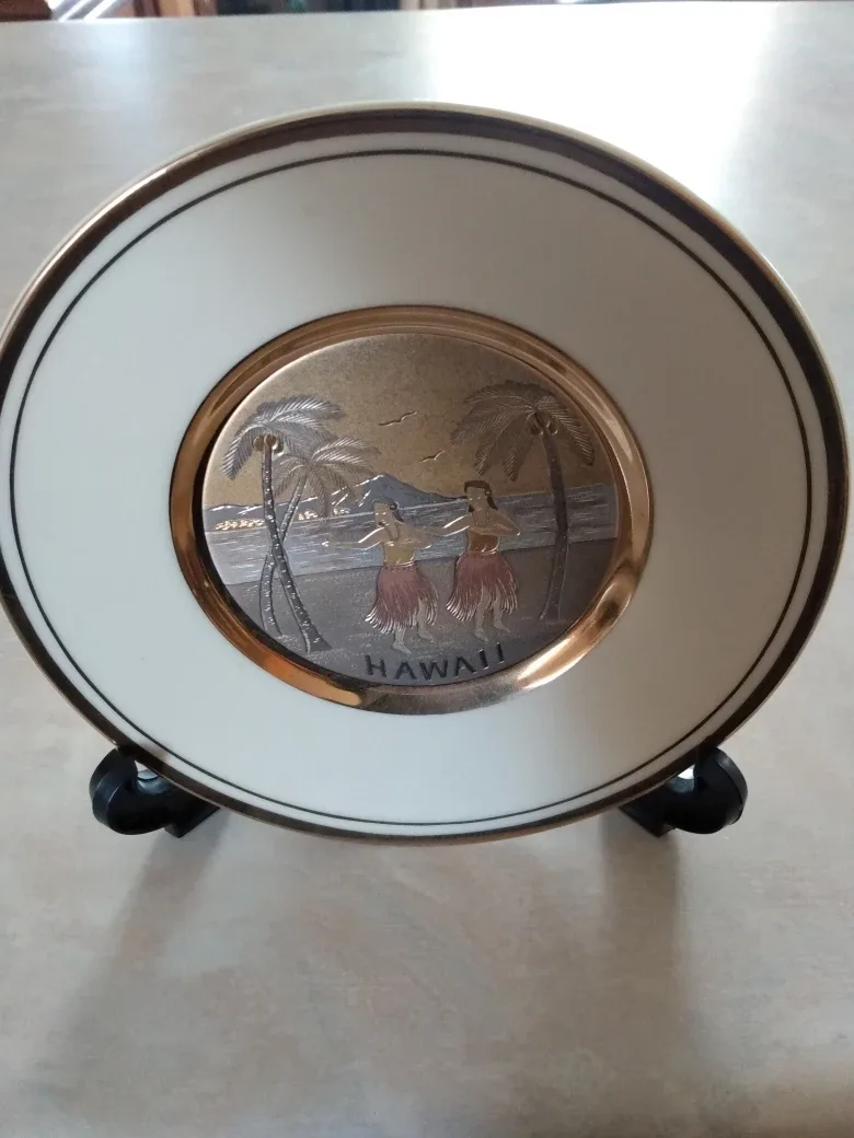 Vintage Hawaii Collectible Plate with stand image indicator(3)