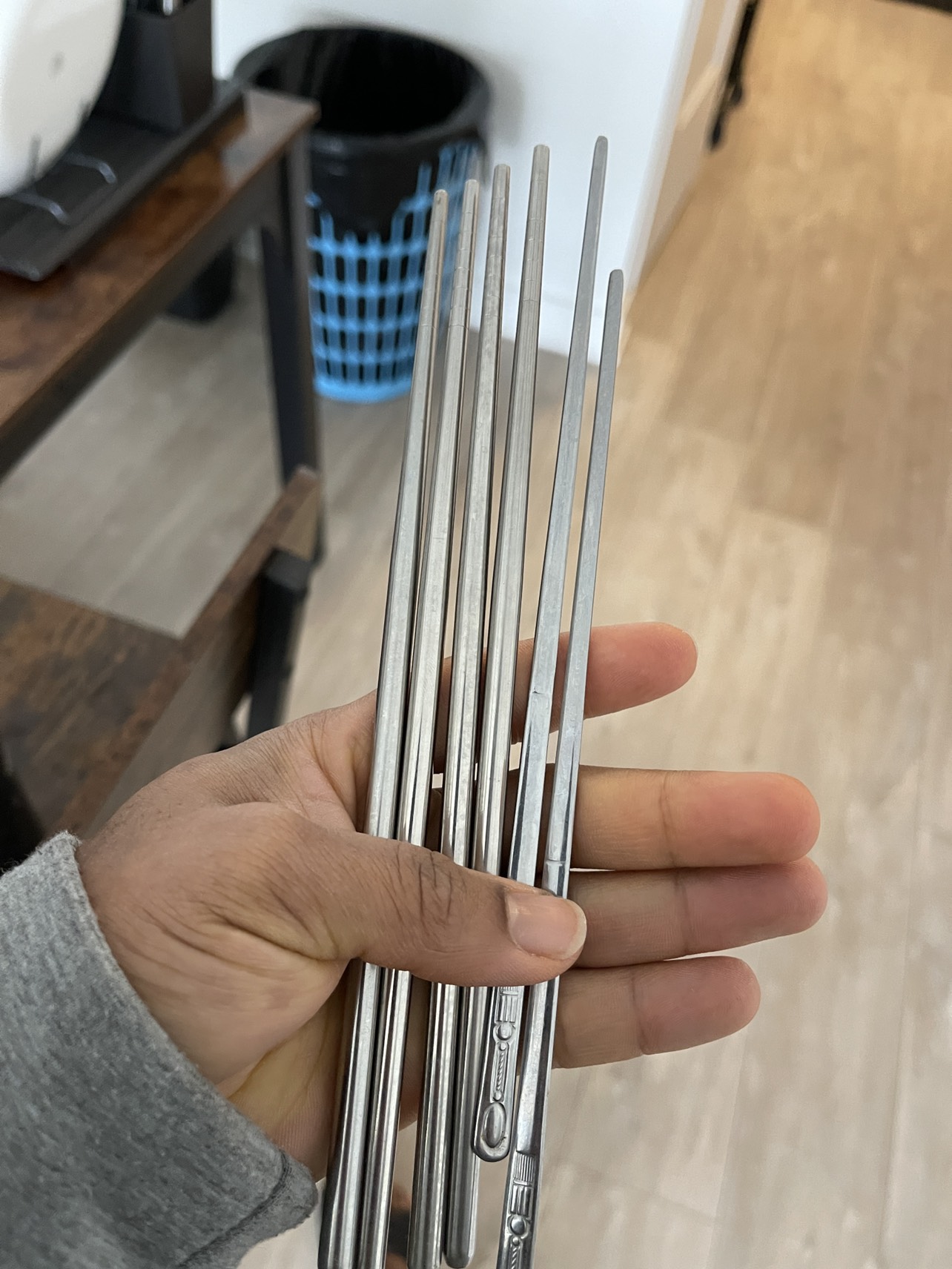 Cooking spoons, ice maker, chopsticks, knives - photo 2
