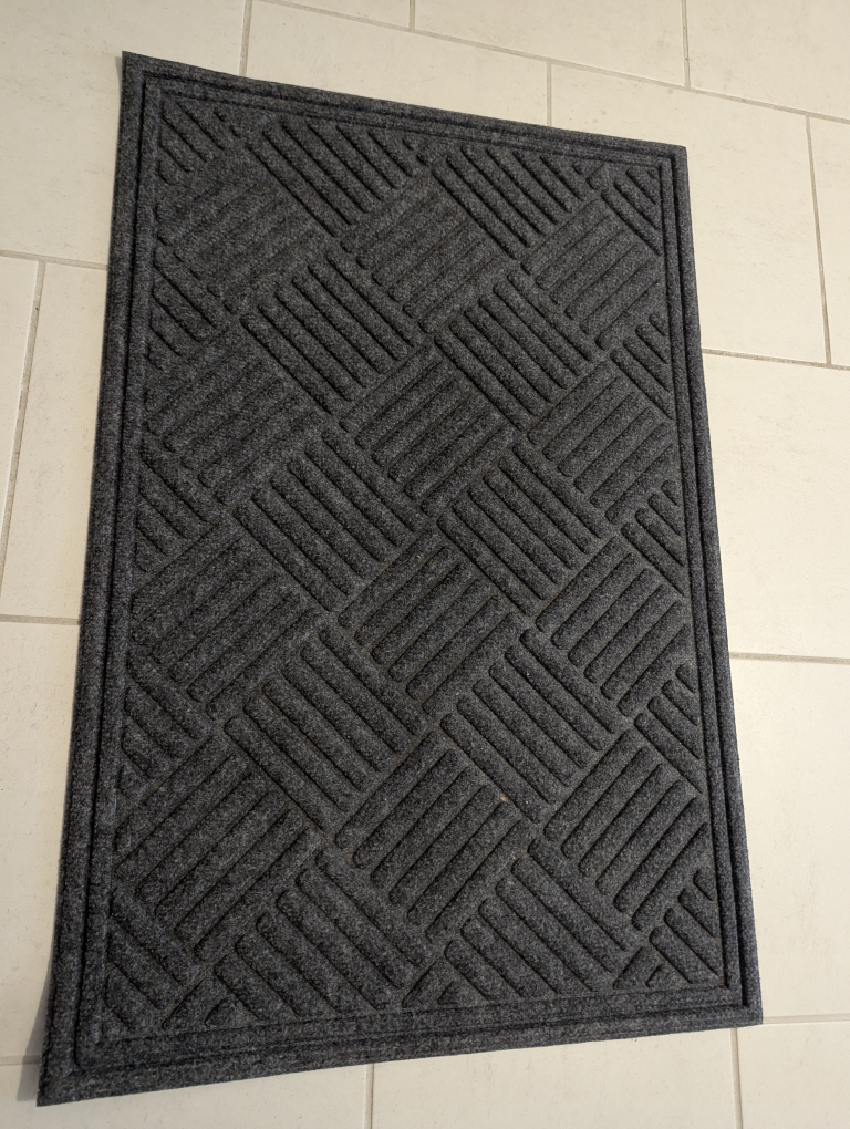 Two bath mats and one doormat - photo 4