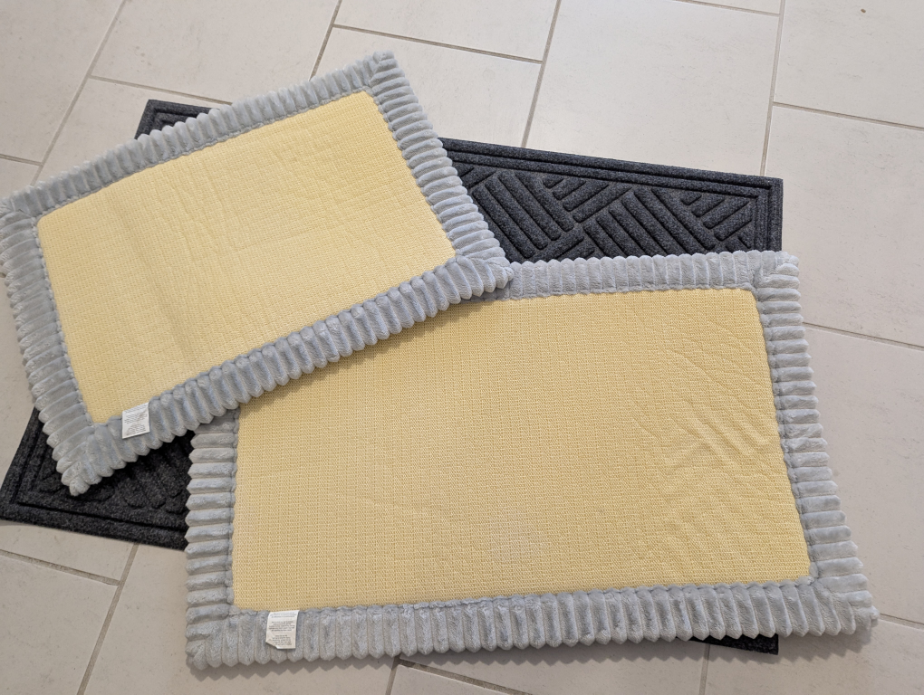 Two bath mats and one doormat - photo 5