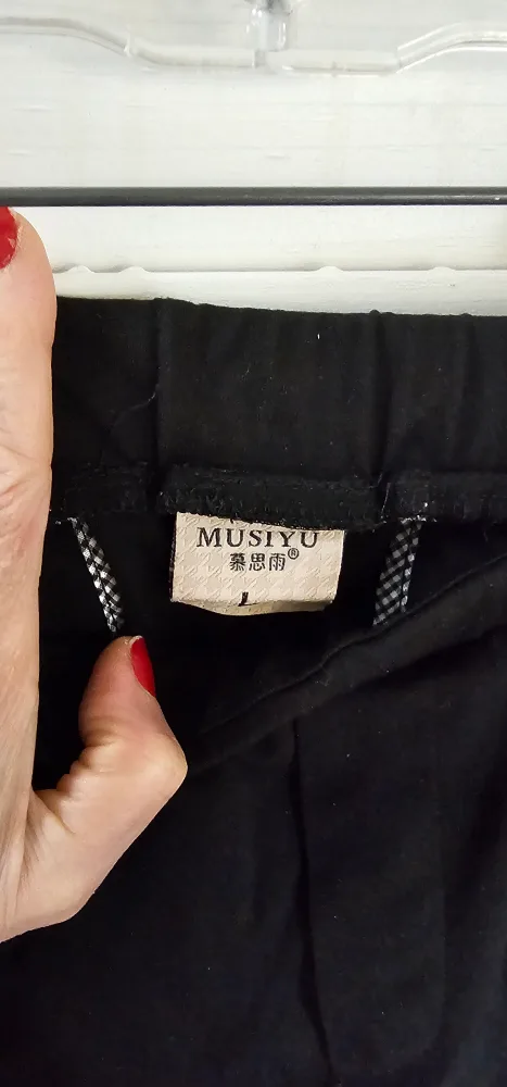 Women's Black Cropped Pants Size L image indicator(2)