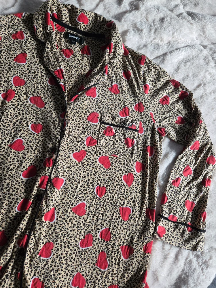 🏈DKNY Women's Pajama Set - Leopard Heart Print image indicator(3)