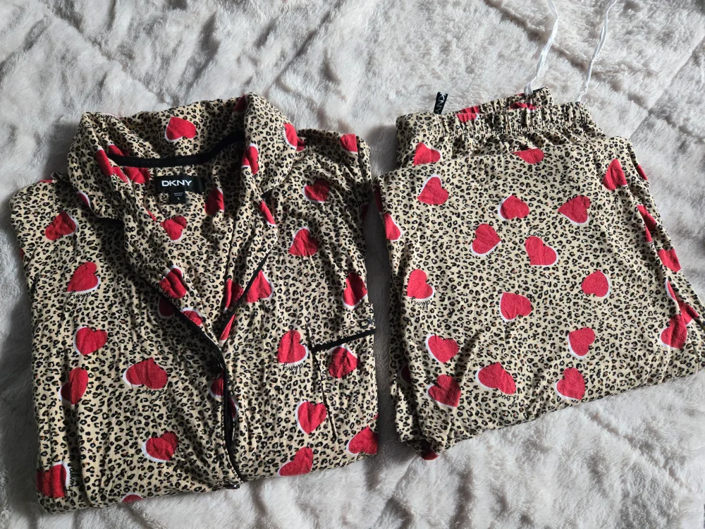 🏈DKNY Women's Pajama Set - Leopard Heart Print image indicator(4)