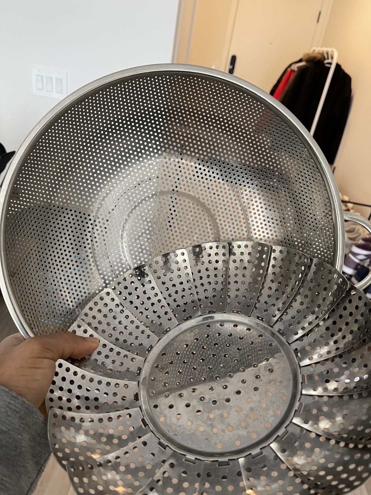Bowls, pot, sieves, frying pan - photo 3