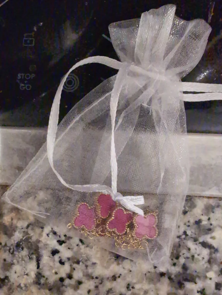 Gorgeous Pink Clover Bracelet never worn image indicator(2)