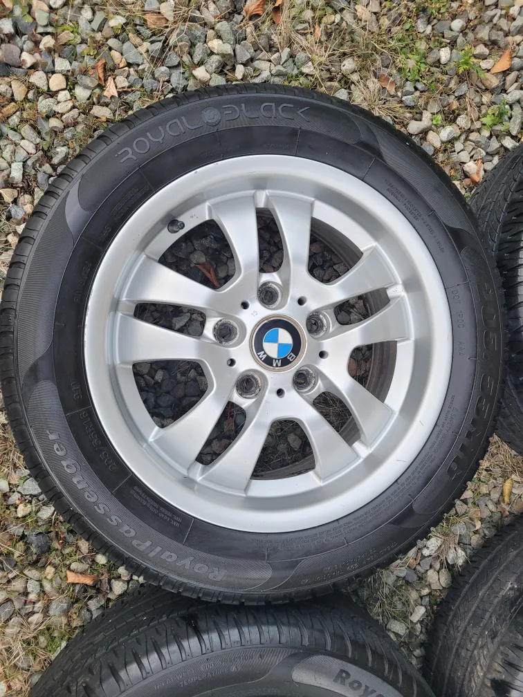 like new BMW 16" Alloy Wheels with 85% Tires image indicator(2)