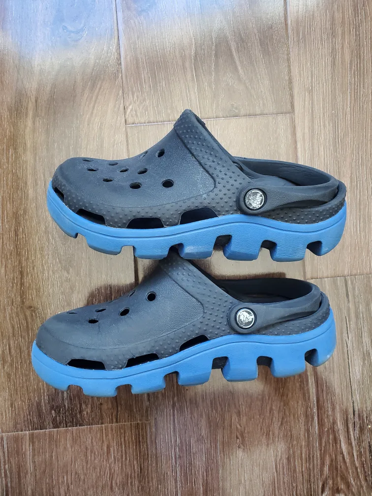 Crocs Kids Clogs Size 10/11 image indicator(3)