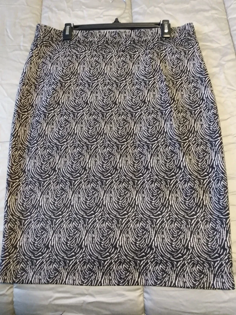 (New) Winter Women's Black and White Rose Pencil Skirt image indicator(2)