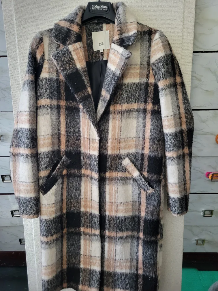 River Island image indicator(2)