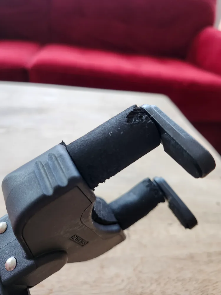 Hercules Guitar Wall Mount Hanger w/ Auto Grip System image indicator(2)