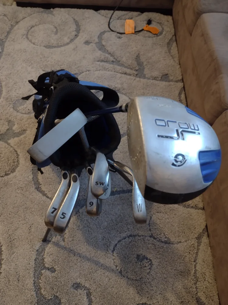 Junior Callaway golf clubs and bag image indicator(9)
