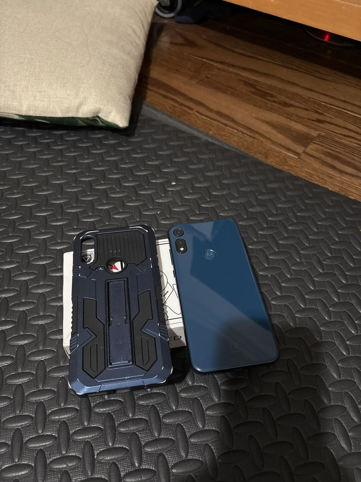 Motorola Moto E (2020) Unlocked Smartphone - Blue - 2/32GB image indicator(6)