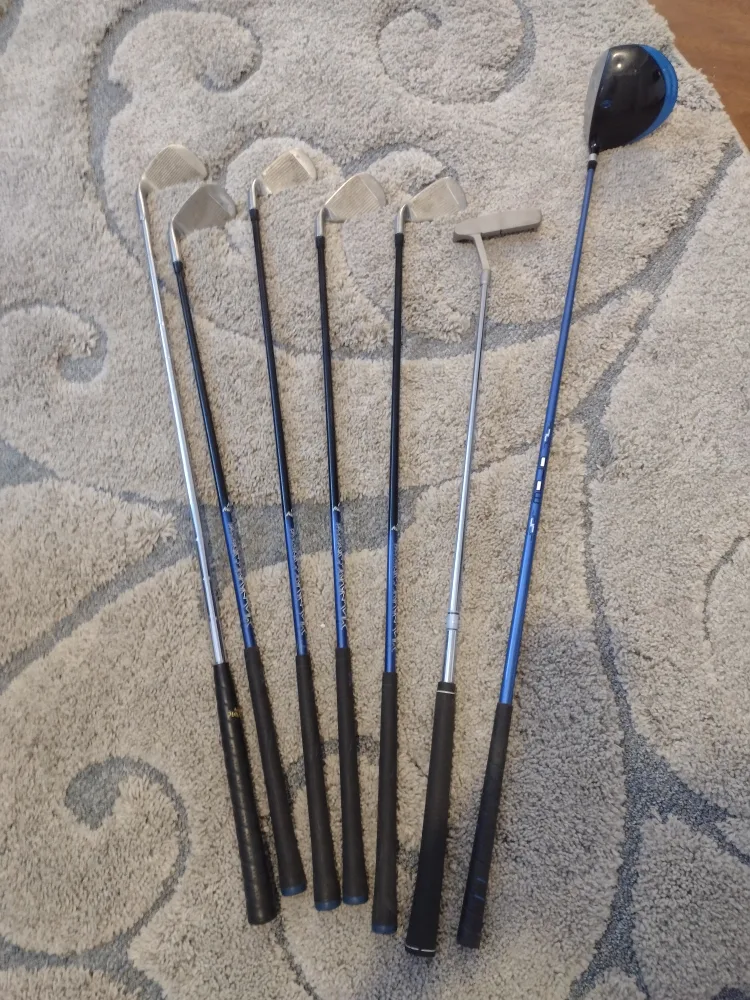 Junior Callaway golf clubs and bag image indicator(6)