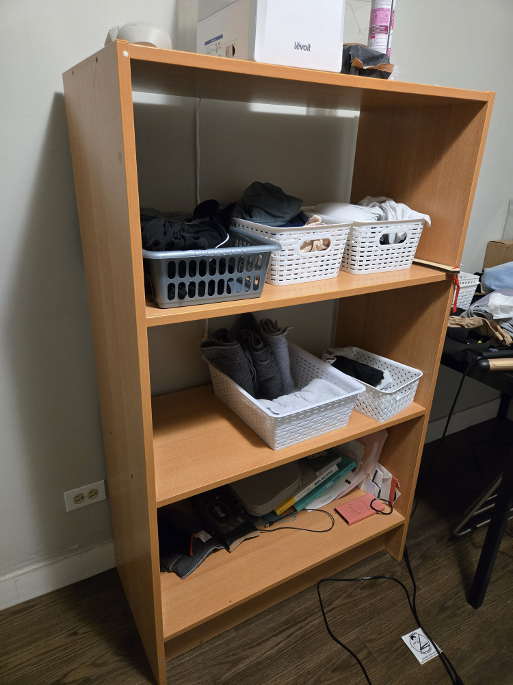Three-shelf wooden bookcase - photo 2