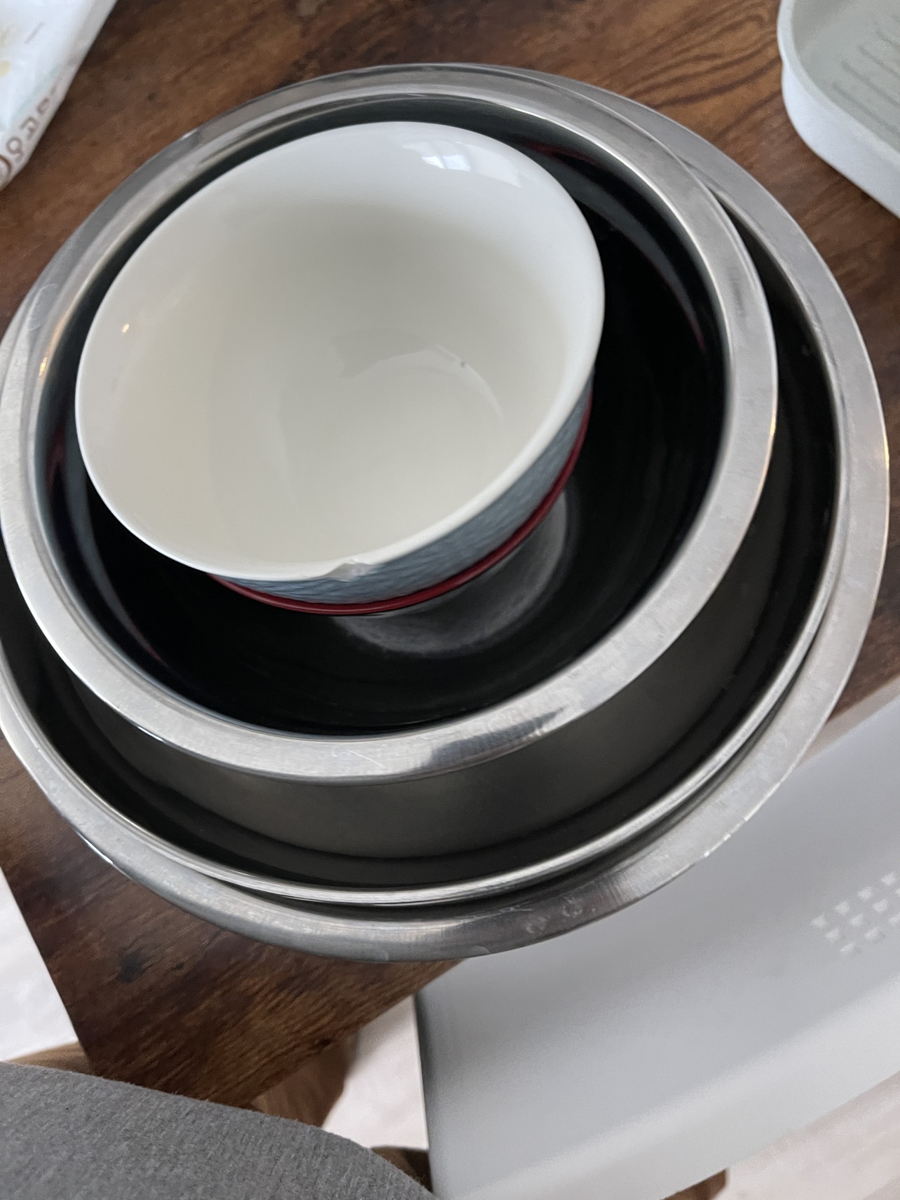 Bowls, pot, sieves, frying pan