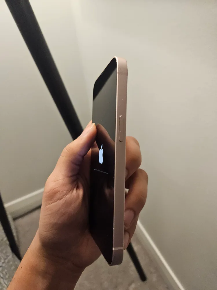 iphone 13 in excellent condition image indicator(3)