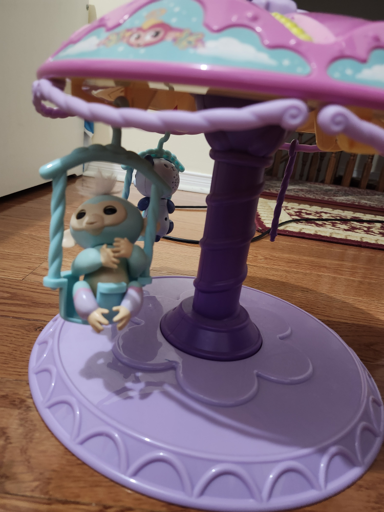 WowWee Fingerlings Hugs Carousel Playset with 2 fingerlings - photo 3