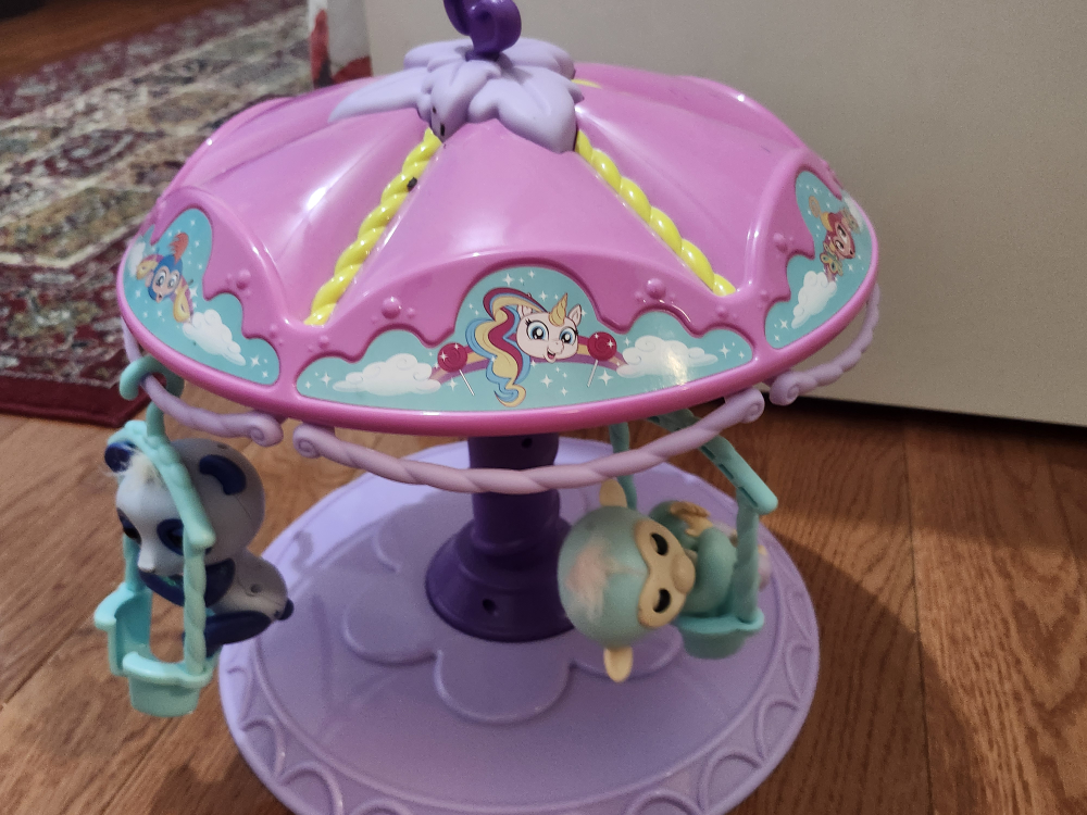 WowWee Fingerlings Hugs Carousel Playset with 2 fingerlings - photo 4