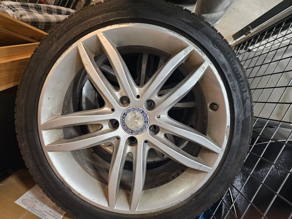 Mercedes-Benz Alloy Wheels with Continental Winter Tires image indicator(3)