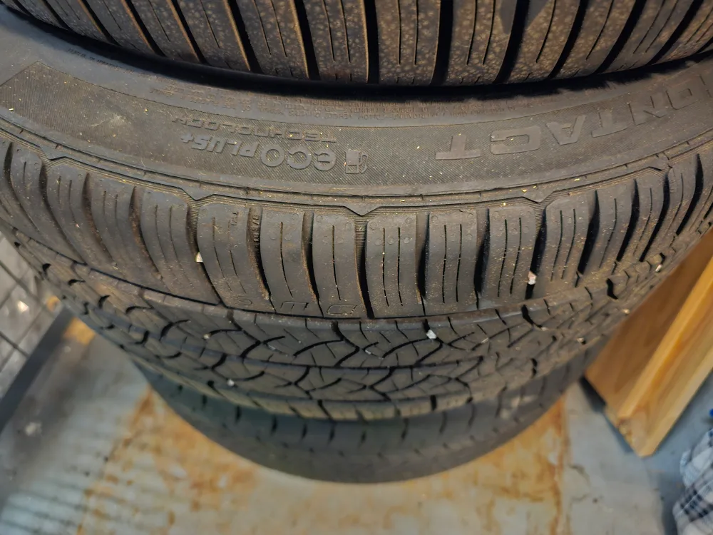 Mercedes-Benz Alloy Wheels with Continental Winter Tires image indicator(4)