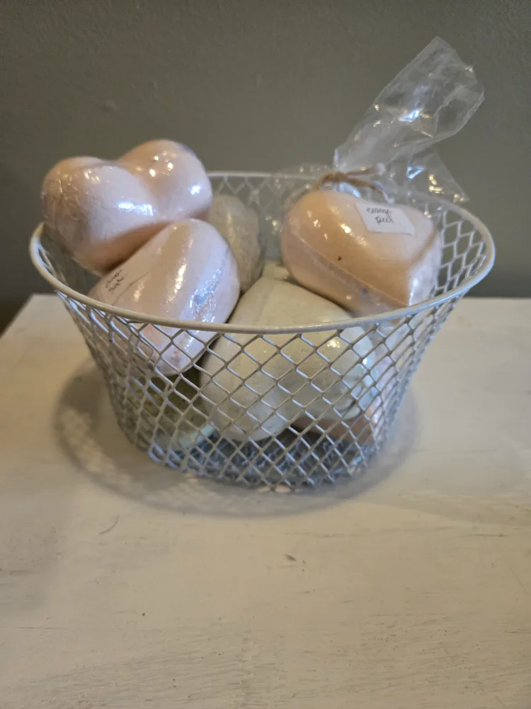 Heart-shaped bath bombs image indicator(2)