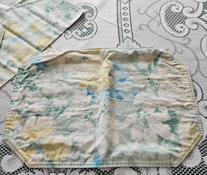 Floral Cloth Placemats Set image indicator(3)